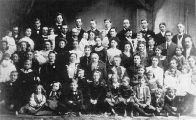 Na foto, vemos o sexto presidente da Igreja SUD, Joseph F. Smith, com suas esposas e filhos.